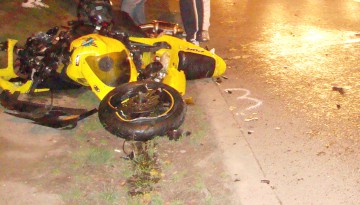 Un motociclist a “măturat” trei maşini parcate pe bulevardul 1 Mai
